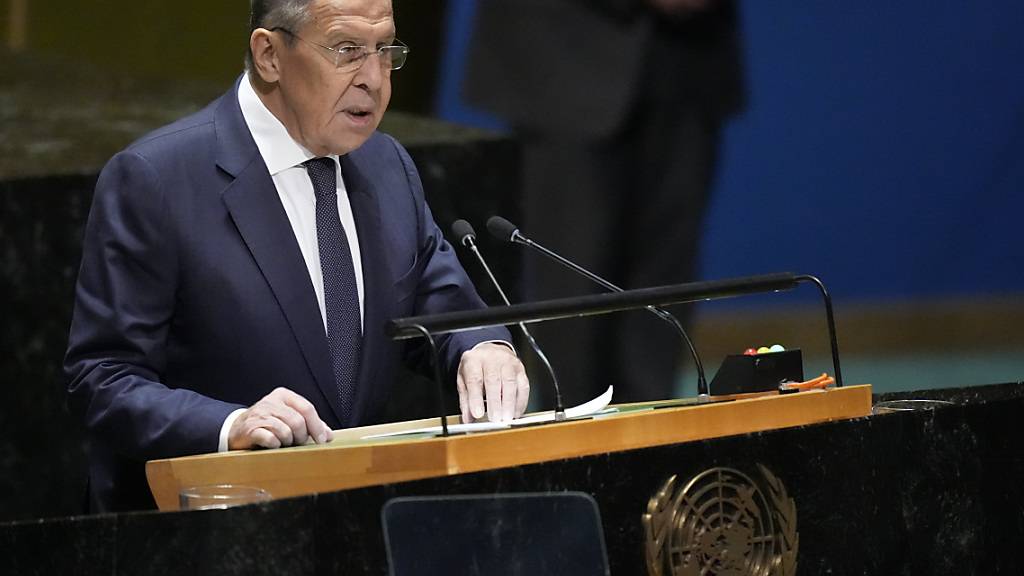 Sergej Lawrow spricht auf der 78. Sitzung der Generalversammlung der Vereinten Nationen. Foto: Mary Altaffer/AP/dpa