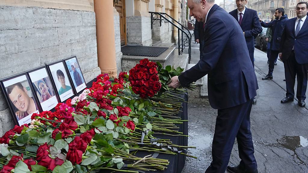 Der Gouverneur von St. Petersburg, Alexander Beglow, legt am Konsulat von Aserbaidschan einen Blumenstrauß zum Gedenken an die Opfer der in der Nähe des kasachischen Flughafens Aktau abgestürzten Embraer 190 der Azerbaijan Airlines nieder. Foto: Dmitri Lovetsky/AP/dpa