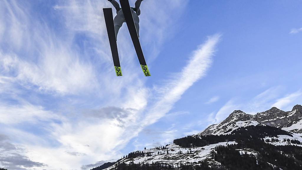 Skispringer in Engelberg OW üben ihren Sport neu wildruhezonenkonform aus. (Archivaufnahme)