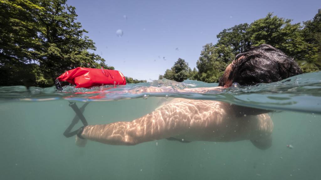 Das Mitführen eines Schwimmsacks erhöht die Sicherheit beim Schwimmen im Fluss. (Archivbild)