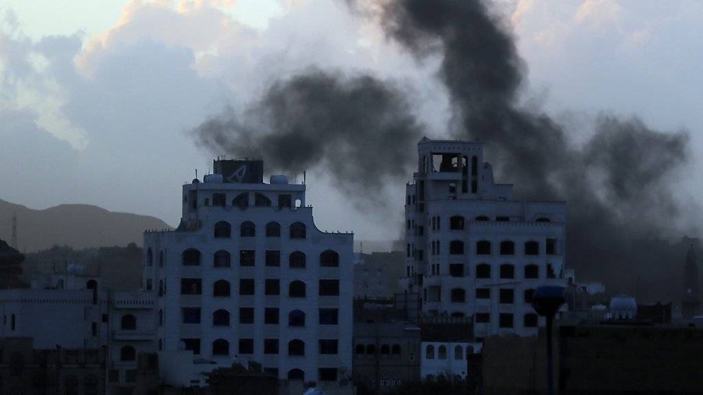 Rauch steigt auf über Gebäuden in Jemens Hauptstadt Sanaa nach Luftangriffen - UNO und Menschenrechtler beklagen Streubombeneinsätze in dem Konflikt.