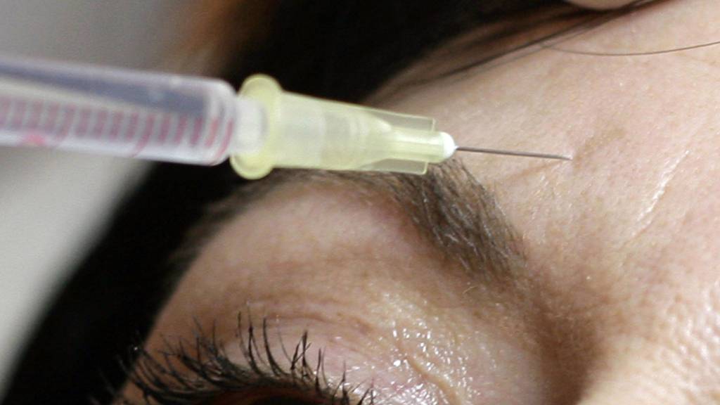 Botox-Spritzen, Hyaluron-Filler, «Vampir-Lifting»: Ein 27-jähriger Pflegefachmann verdiente viel Geld mit kosmetischen Behandlungen. Dabei soll er sich als Arzt ausgegeben haben. (Symbolbild)