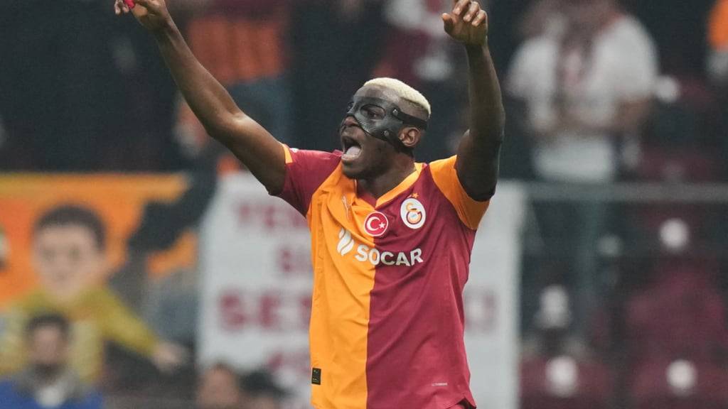 Victor Osimhen feiert nach einem verwandelten Penalty