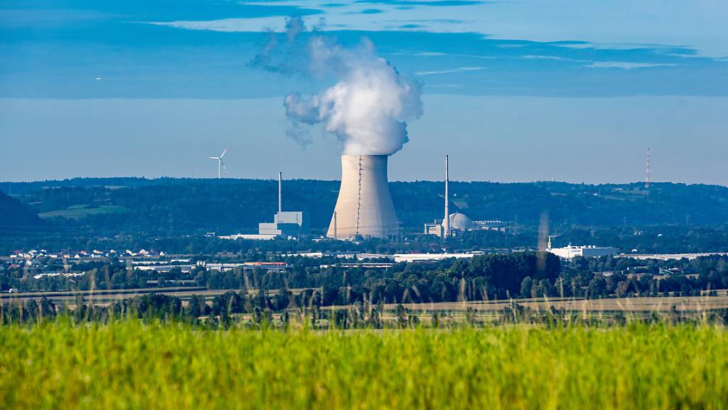 FILED - Die Atomkraftwerke (AKW) Isar 1 (l.) und Isar 2 mit dem Kühlturm in der Mitte im bayerischen Niederaichbach. Photo: Armin Weigel/dpa