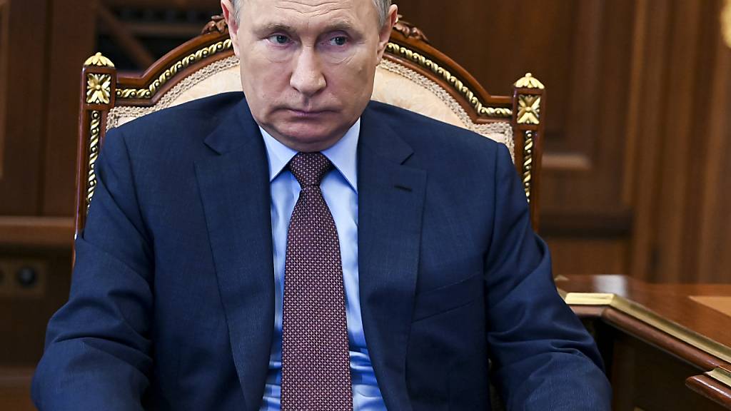 Russlands Präsident Wladimir Putin während eines Treffens. Angesichts der hohen Corona-Infektionszahlen hat Putin ab Ende Oktober eine arbeitsfreie Woche in seinem Land angeordnet. Foto: Alexei Nikolsky/Pool Sputnik Kremlin/AP/dpa