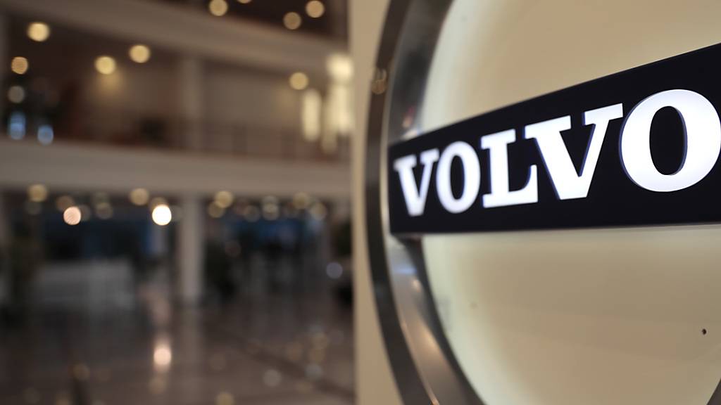 Der schwedische Autobauer Volvo investiert weiter in die E-Mobilität. Gemeinsam mit dem Batterienhersteller Northvolt plant Volvo den Bau einer grossen Batteriefabrik.(Archivbild)