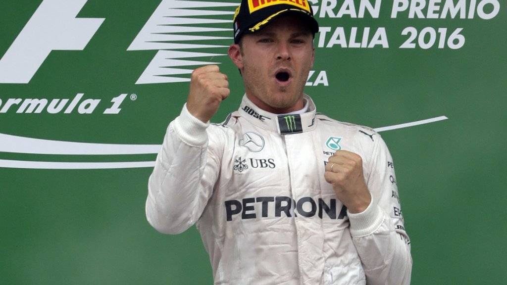 Nico Rosberg ballt auf dem Siegerpodest beide Fäuste nach seinem 21. Triumph
