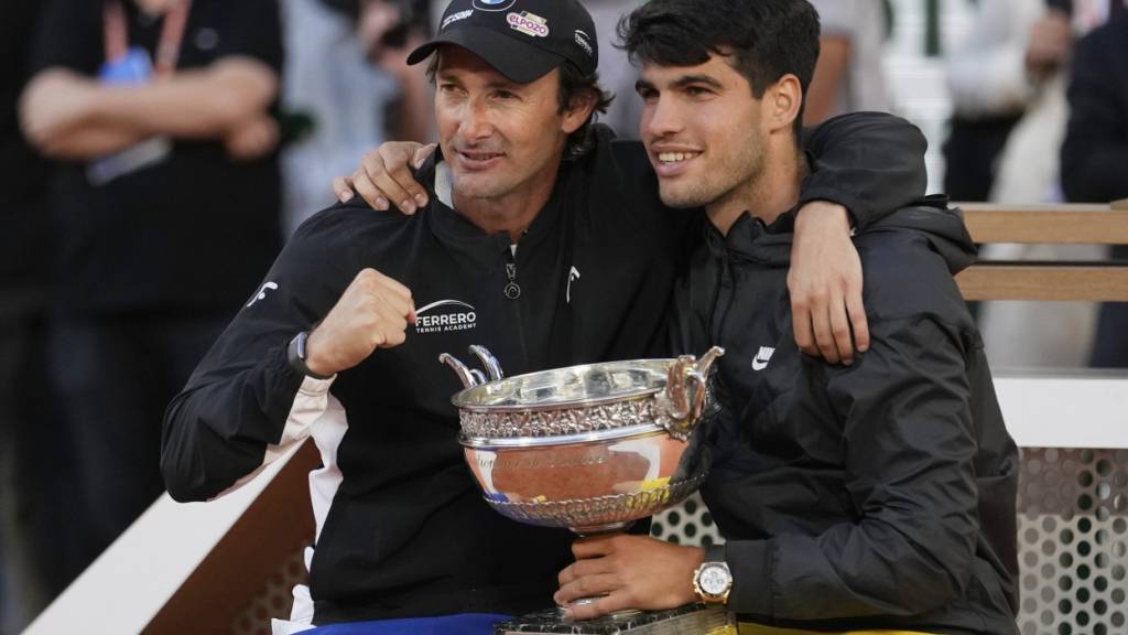 Carlos Alcaraz und sein langjähriger Coach Juan Carlos Ferrero posieren nach dem Triumph am French Open 2024