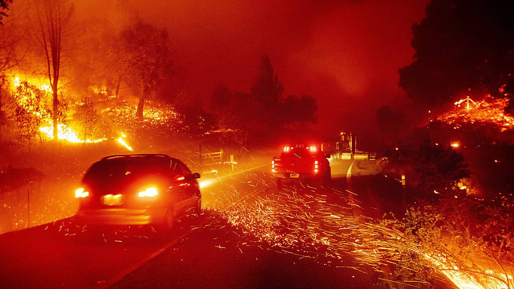 Funken fliegen auf die Strasse durch Jimtown in Kalifornien, wo derzeit das Kincade-Feuer wütet.