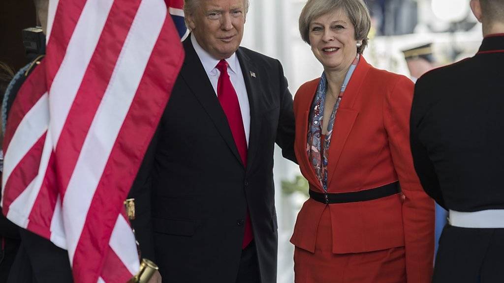 US-Präsident Trump begrüsst die britische Premierministerin May persönlich bei ihrer Ankunft im Weissen Haus.
