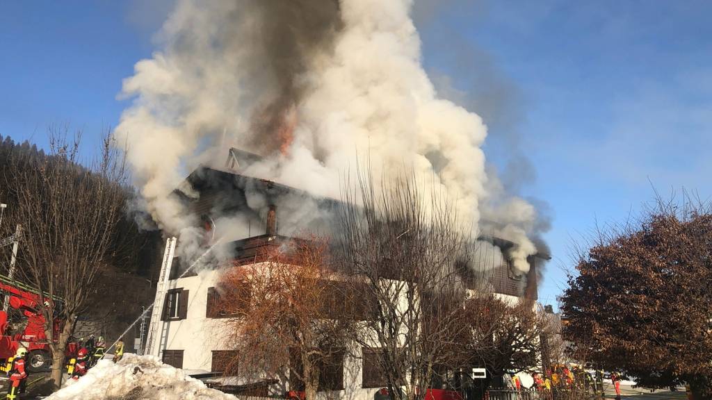 Wohnhaus bei Brand vollständig zerstört – Bewohnerin unverletzt