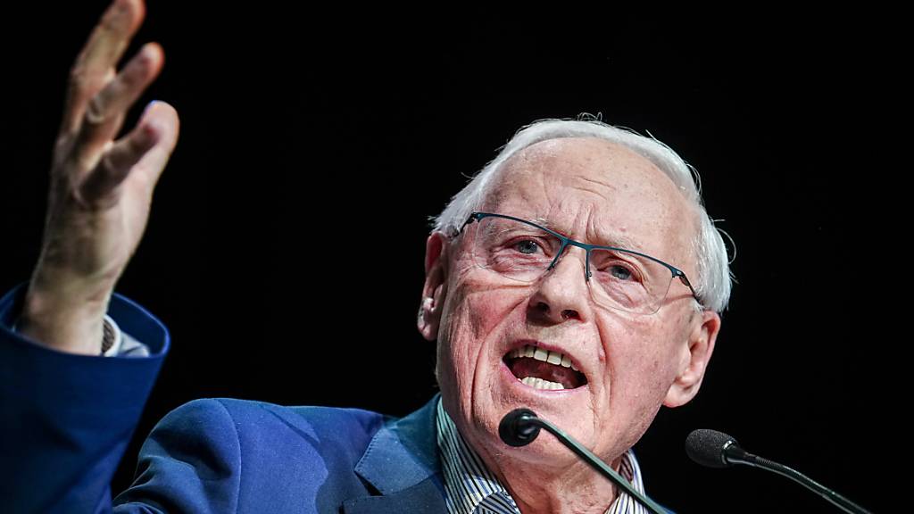 Oskar Lafontaine spricht beim Gründungsparteitag der neuen Wagenknecht-Partei, dem «Bündnis Sahra Wagenknecht - für Vernunft und Gerechtigkeit». Foto: Kay Nietfeld/dpa