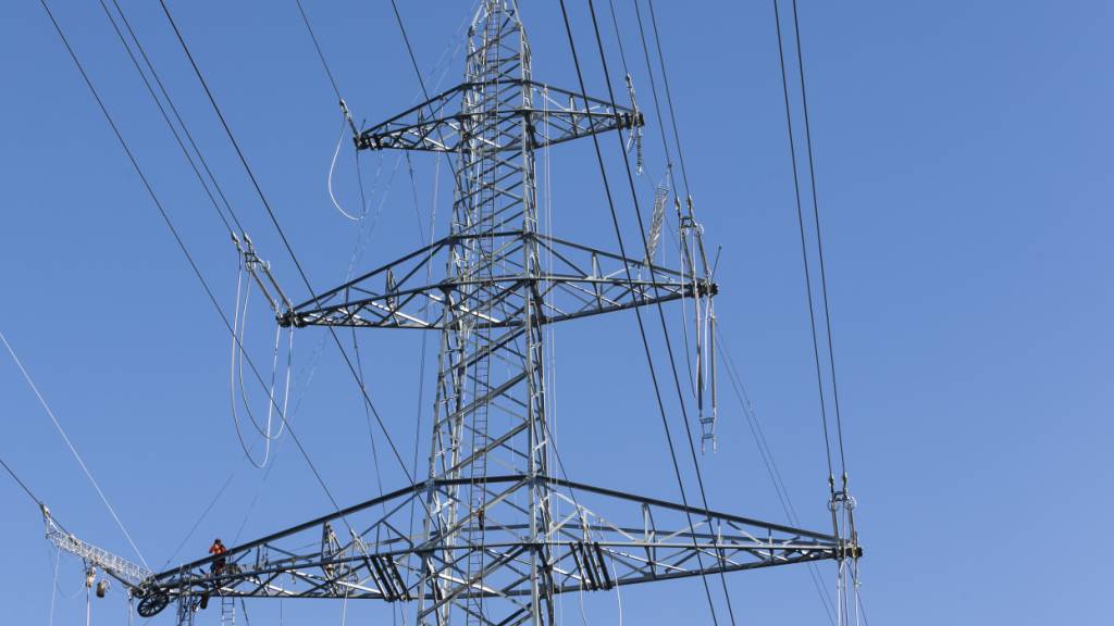 Die Stromnetzgesellschaft Swissgrid will die Höchstspannungsleitung vom Berner Oberland bis vor die Tore Luzerns erneuern und damit einen Engpass beseitigen. (Symbolbild)
