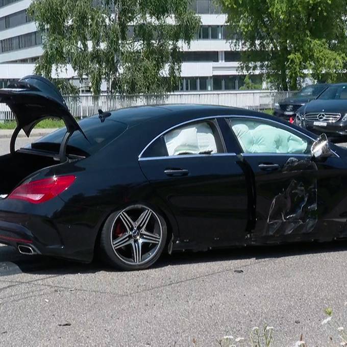 Zwei Autos knallen bei Kreuzung in Glattbrugg zusammen