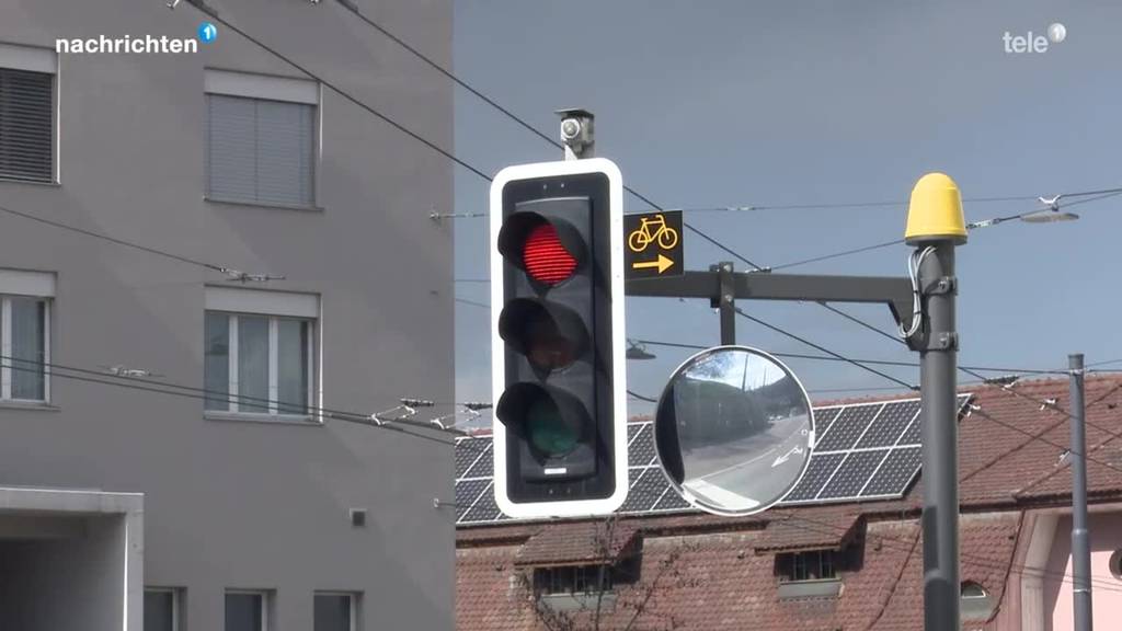 Ab heute dürfen Velo in Luzern bei Rot rechts abbiegen