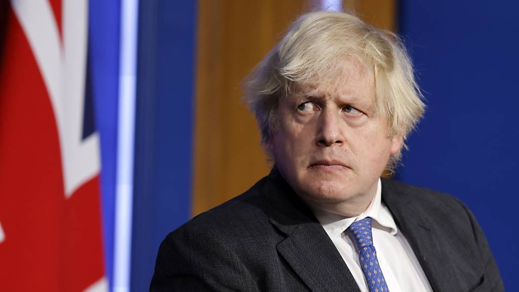 Grossbritanniens Premierminister Boris Johnson nimmt an einer Pressekonferenz zum Coronavirus teil.