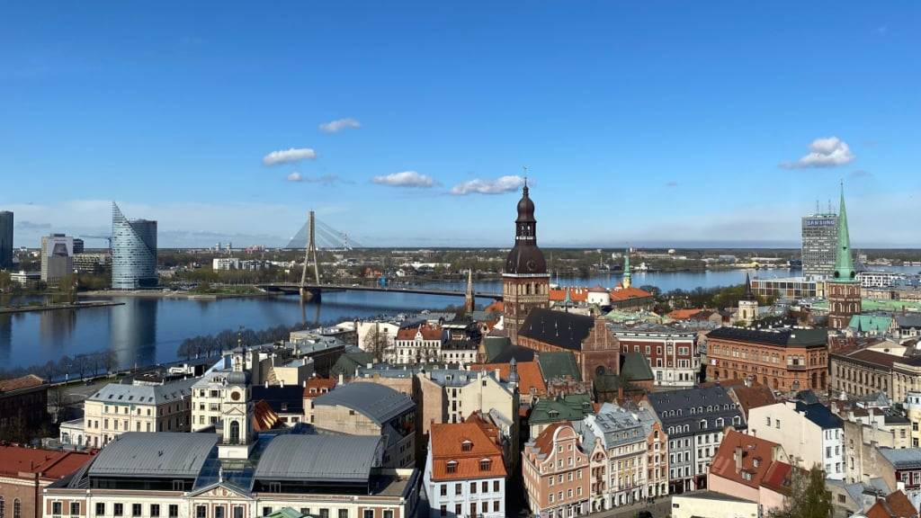 ARCHIV - Panorama-Blick von der Petrikirche auf den Dom und die Altstadt von Riga. Foto: Alexander Welscher/dpa/Archivbild