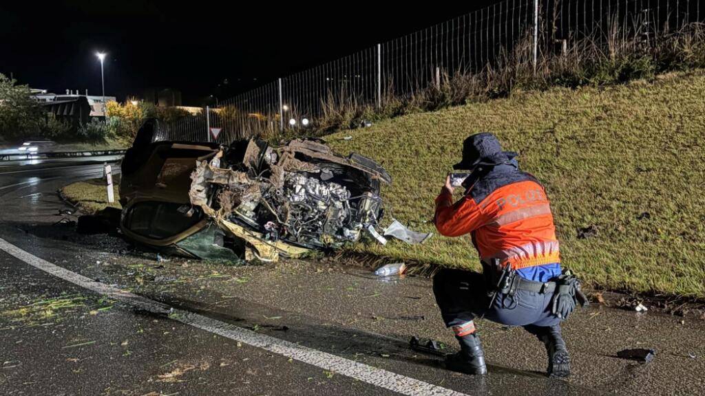 In der Nacht auf Donnerstag kam es laut Polizei bei der Autobahnausfahrt Wädenwil zu einem Unfall. Ein 25-Jähriger sei dabei mittelschwer verletzt worden.