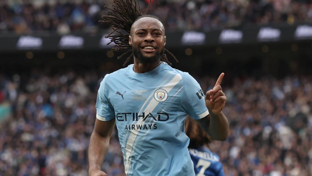 Antoine Semenyo von Manchester City lässt sich nach seinem Treffer im FA-Cup-Final gegen Chelsea feiern