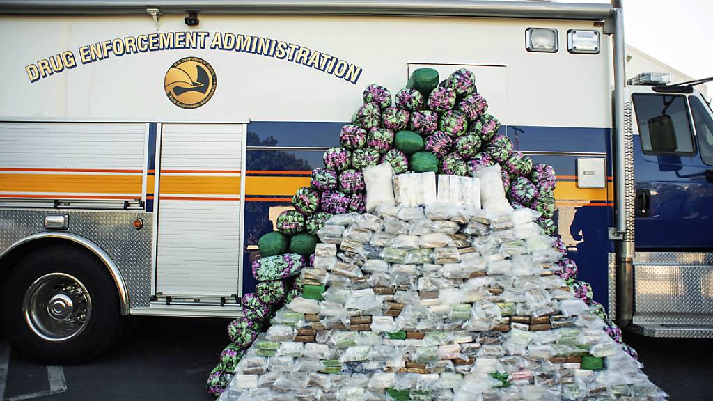 Beschlagnahmte Drogen werden ausgestellt, nachdem DEA-Agenten eine Pressekonferenz abgehalten haben. Foto: Sarah Reingewirtz/The Orange County Register/AP/dpa