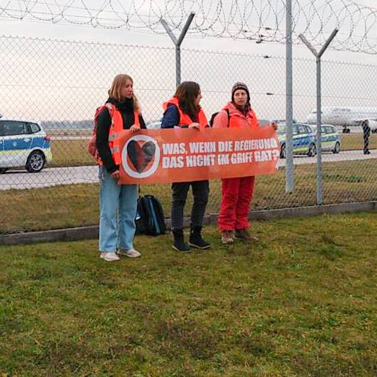 Klimaaktivisten blockierten Münchner Flughafen