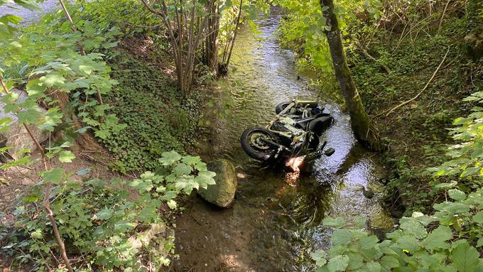 Motorrad landet nach Kollision in Alter Lorze: 23-Jähriger verletzt