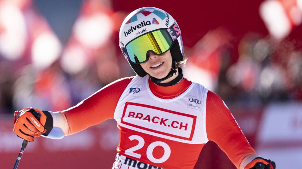 Michelle Gisin mit einem Lächeln im Zielraum der Weltcup-Rennen in St. Moritz im Dezember 2024