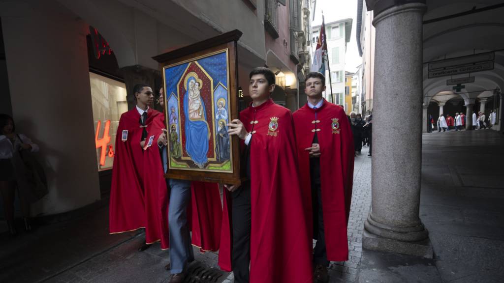 In feierlicher Prozession zogen die katholischen Bruderschaften durch Lugano.