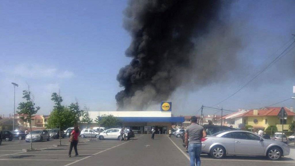 Nach dem Absturz des Kleinflugzeugs steigt in der Nähe eines Lidl-Supermarkts in Tires schwarzer Rauch auf. (Archiv)