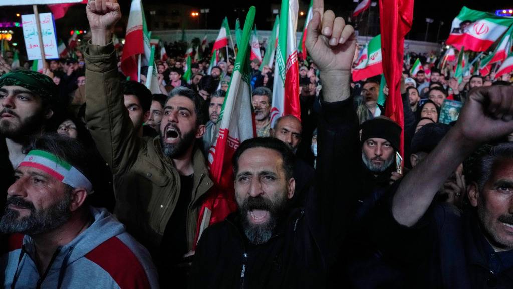 Iranische Pro-Regierungs-Demonstranten skandieren nach der Ankündigung einer zweiwöchigen Waffenruhe im Krieg mit den USA und Israel Slogans auf dem Platz der Islamischen Revolution (Enqelab-e-Eslami). Foto: Vahid Salemi/AP/dpa