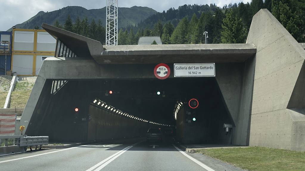 Bis die Autofahrerinnen und -fahrer das Südportal des Gotthardtunnels erreichen, müssen sie sich in Geduld üben. (Archivaufnahme)