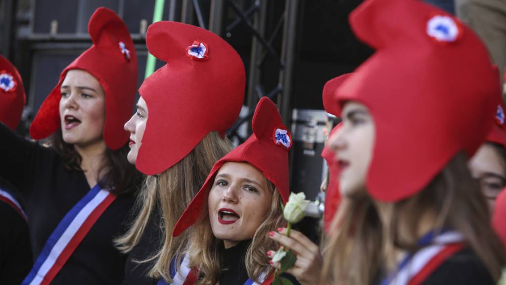 Eher konservative Frauen protestieren in Paris. Sie tragen die sogenannte Freiheitsmütze (phrygische Mütze) der Jakobiner der Französischen Revolution, die in der politischen Ikonografie Frankreichs und ganz Europas zum Symbol demokratischer und republikanischer Gesinnung wurde.