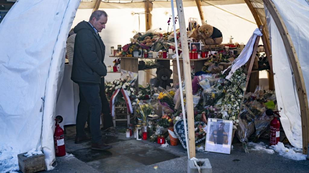 Der Psychologe Philip Jaffé hält es für wichtig, im Schweizer Ferienort einen dauerhaften Ort des Gedenkens für die Opfer der Brandkatastrophe zu schaffen. (Archivbild)