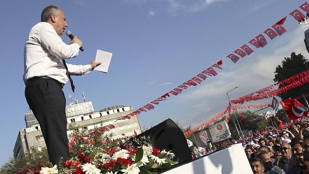 Präsidentschaftskandidat Muharrem Ince bei einem Wahlkampfauftritt in Ankara. Ince rief Präsident Recep Tayyip Erdogan zu einem TV-Duell auf.