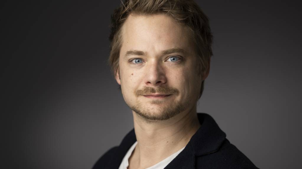 Der Basler Schauspieler Sven Schelker spielt im Film «Stiller», der nun in den Kinos startet, eine der beiden Hauptrollen. In der Verfilmung des Literaturklassikers von Max Frisch geht es um die Frage nach Identität. Mit seiner Rolle verschmelzen will der Schauspieler nicht. (Archivbild)