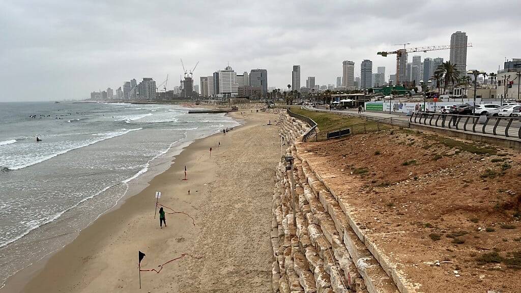 Die Küstenpromenade vor Tel Aviv. Erstmals seit vier Monaten hat die islamistische Terrororganisation Hamas erneut Raketen auf den Großraum Tel Aviv gefeuert. Foto: Sara Lemel/dpa
