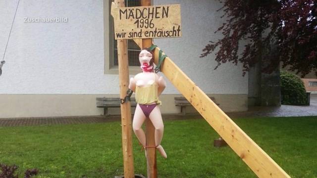 Sexpuppe vor Kirche aufgestellt