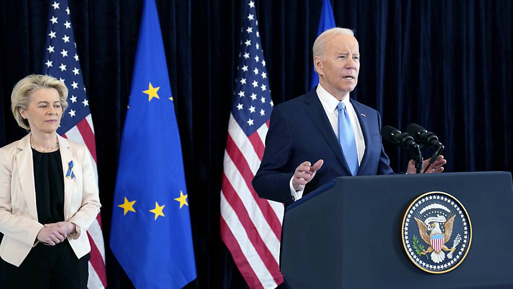 Joe Biden, Präsident der USA, erklärt mit Ursula von der Leyen, Präsidentin der Europäischen Kommission, dass die EU weitere Flüssiggaslieferungen erhalten wird.