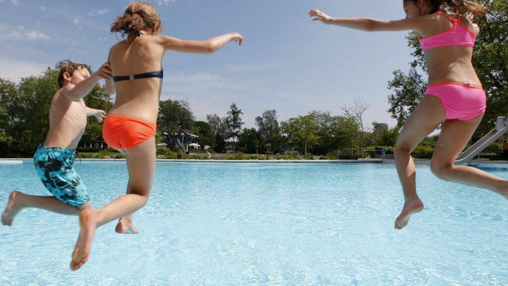Zürcher Badis sollen im Sommer spätestens um 7 Uhr öffnen