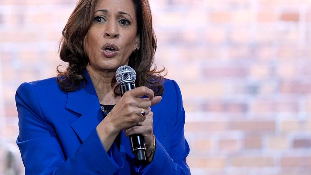 Kamala Harris, US-Vizepräsidentin und Präsidentschaftskandidatin der Demokraten, spricht auf einer Wahlkampfveranstaltung. Harris und ihr Vize Walz sind im «Swing State» Pennsylvania unterwegs, um entscheidende Wählerstimmen zu gewinnen. Foto: Julia Nikhinson/AP/dpa