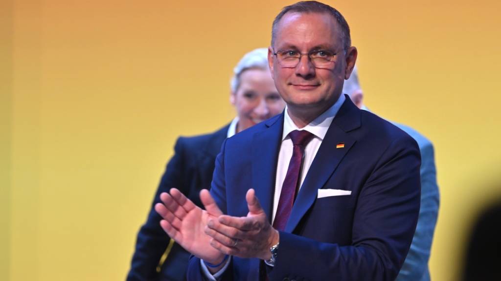 Tino Chrupalla, Vorsitzender der AfD-Bundestagsfraktion, klatscht während des Bundesparteitags der AfD. Bei dem Treffen soll die Führungsspitze der Partei neu gewählt werden. Foto: Martin Schutt/dpa