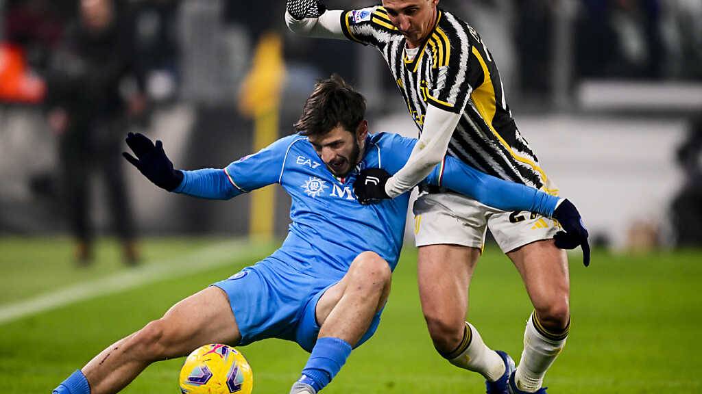 In Rücklage geraten: Napolis Chwitscha Kwarazchelia (li.) im Zweikampf mit Andrea Cambiaso von Juventus Turin