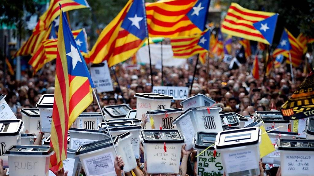 Demonstranten in Barcelona am ersten Jahrestag des von der spanischen Zentralregierung für illegal erklärten Unabhängigkeitsreferendums in Katalonien. Dieses fand am 1. Oktober 2017 statt. (Archivbild)
