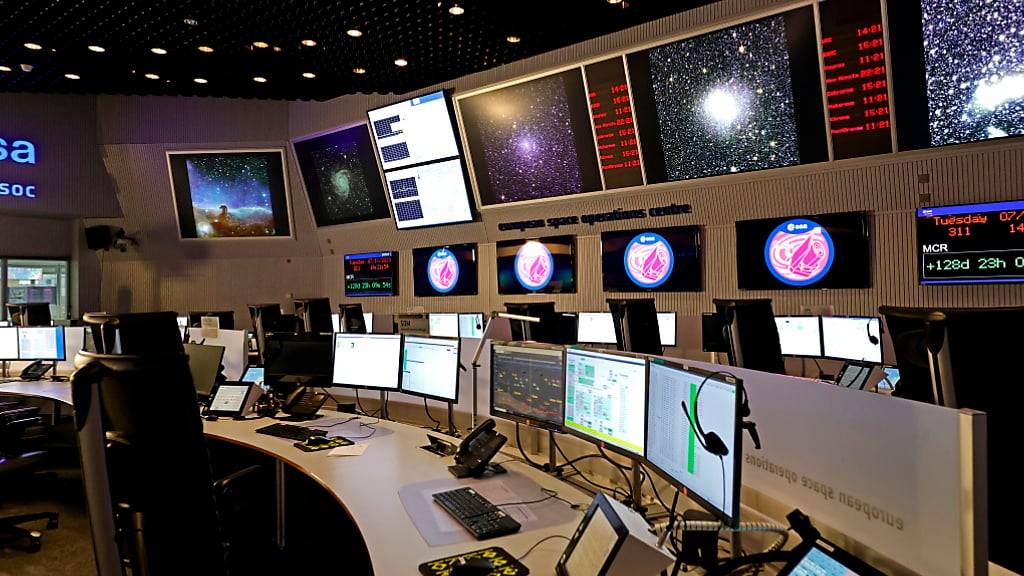 Blick in den Hauptkontrollraum mit den ersten Bildern des Weltraumteleskops Euclid im Europäischen Raumfahrtkontrollzentrum (ESA/ESOC) in Darmstadt (D) im November 2023. (Archivbild)