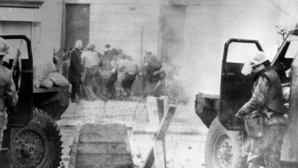 Das Jahr 1972 war eines der blutigsten im Konflikt um Nordirland. Britische Fallschirmjäger erschossen am 30. Januar, dem «Bloody Sunday» von Londonderry (Derry), in der nordirischen Stadt 13 katholische Demonstranten. Nun kommt ein Ex-Soldat vor Gericht.
(Bild vom 30. Januar 1972)