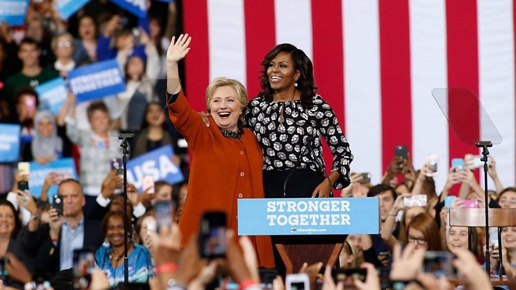 US-First Lady Michelle Obama kämpft für ihre Freundin Hillary Clinton. Auf einer Wahlveranstaltung in Salem rief die populäre Präsidentengattin die Wähler der Demokraten eindringlich auf zur Wahl zu gehen.