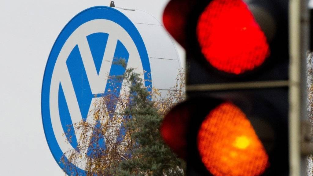 Rote Ampel für VW: Der deutsche Autokonzern kommt von Seiten der Umweltorganisationen zunehmend unter Druck (Archiv).