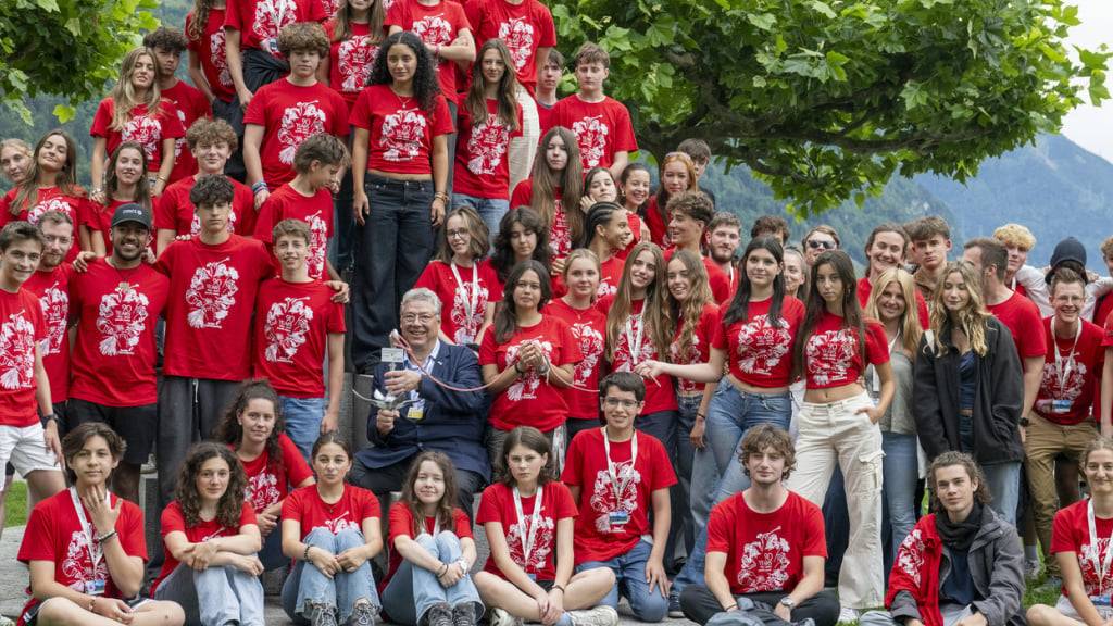 Gruppenbild mit ASO-Präsident: Filippo Lombardi mit Jugendlichen des Youth Camp der Swiss Community in Brunnen.