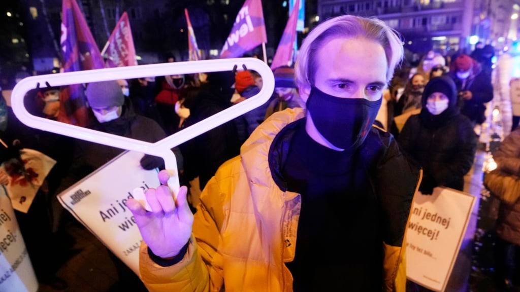 ARCHIV - Ein Demonstrant hält einen Kleiderbügel, ein Symbol für gefährliche illegale Schwangerschaftsabbrüche, während einer Demonstration vor dem polnischen Parlament. Das mitregierende Linksbündnis Lewica hat für eine Entkriminalisierung von Abtreibungen bis zur 12. Schwangerschaftswoche geworben. Foto: Czarek Sokolowski/AP/dpa