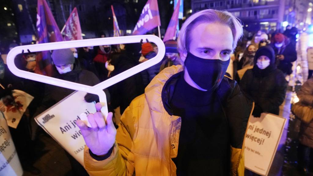ARCHIV - Ein Demonstrant hält einen Kleiderbügel, ein Symbol für gefährliche illegale Schwangerschaftsabbrüche, während einer Demonstration vor dem polnischen Parlament. Das mitregierende Linksbündnis Lewica hat für eine Entkriminalisierung von Abtreibungen bis zur 12. Schwangerschaftswoche geworben. Foto: Czarek Sokolowski/AP/dpa